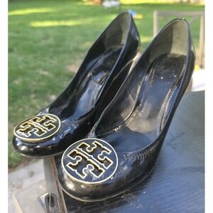 Tory Burch Womens Caroline Pump Size 8.5 Black Patent Wedge Dress Shoe Gold Logo